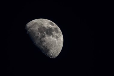 Gece gökyüzündeki ay