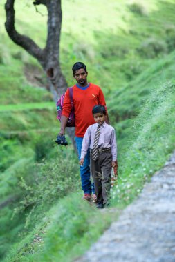 baba ve oğul okul çocuğu, Pithoragarh halkı, Uttrakhand, Hindistan Fotoğraf tarihi 17 Haziran 2018