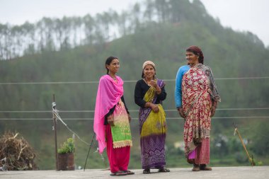 Geleneksel kostümlü bir grup insan.