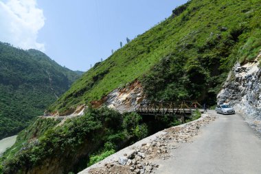 Dağlardaki güzel yol manzarası