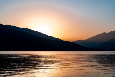 Gölün üzerinde güzel bir gün batımı