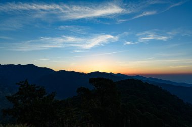 Dağın üstünde güzel bir gün batımı
