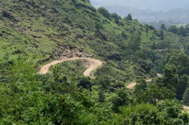 Güzel manzara dağlarda rüzgarlı yol