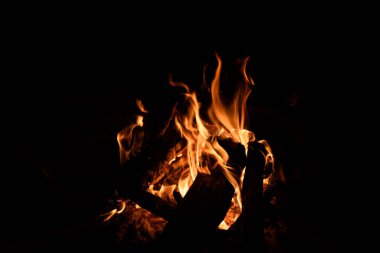 alevler siyah arkaplanda