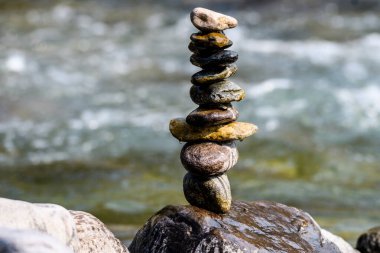 Kumsalda taş yığını