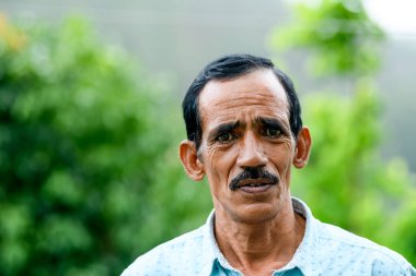 Kameraya bakan yakışıklı Hintli adamın portresi. 