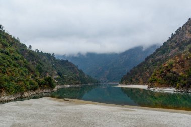 Dağlardaki güzel göl manzarası