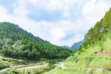 Mavi gökyüzü olan dağ manzarası