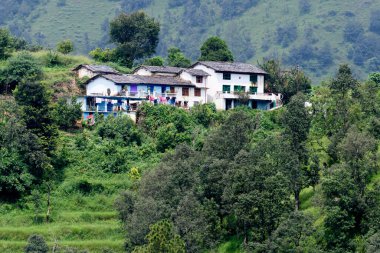 Dağlardaki köy manzarası