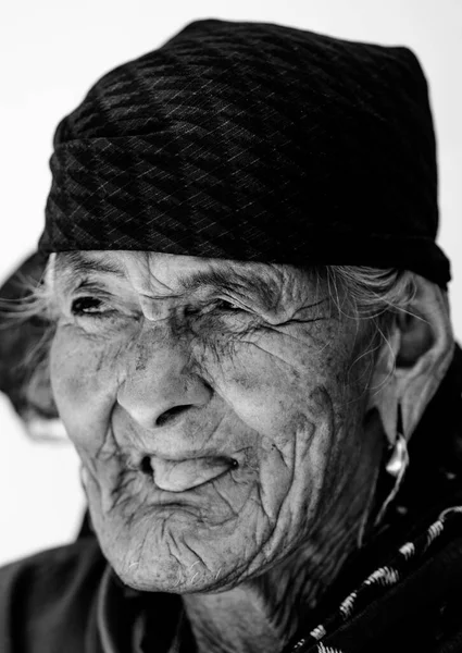 Retrato Una Mujer Mayor Vestida Con Ropa Tradicional — Foto de Stock