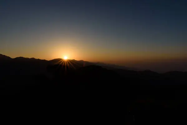 Schöner Sonnenuntergang Über Den Bergen — Stockfoto