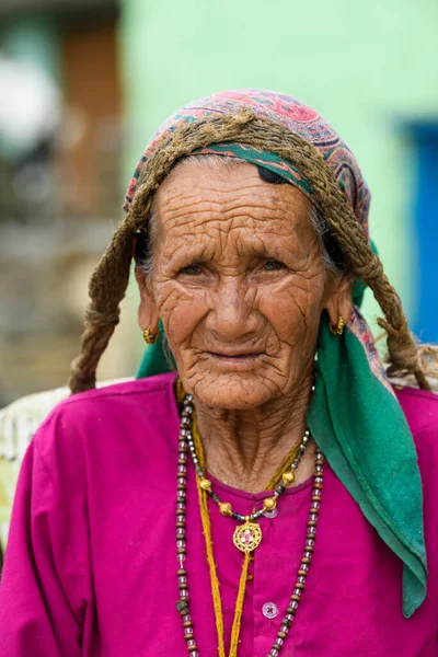İşyerinde yaşlı bir Hintli kadın, Pithoragarh Halkı, Uttrakhand, Hindistan Fotoğraf Tarihi 17 Haziran 2018