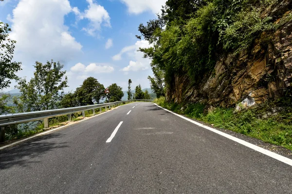 Strada Asfaltata Vuota Nella Foresta — Foto Stock