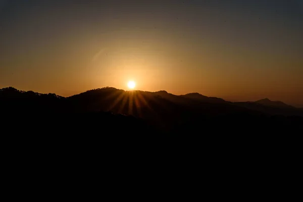 Schöner Sonnenaufgang Über Den Bergen — Stockfoto