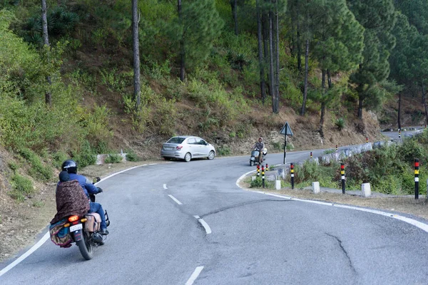 男人骑摩托车在山上 — 图库照片