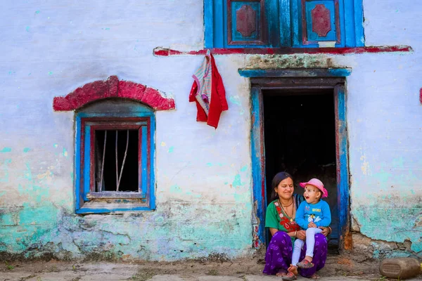 Çocuğuyla birlikte bir kadın, Pithoragarh Halkı, Uttrakhand, Hindistan Fotoğraf Tarihi 17 Haziran 2018