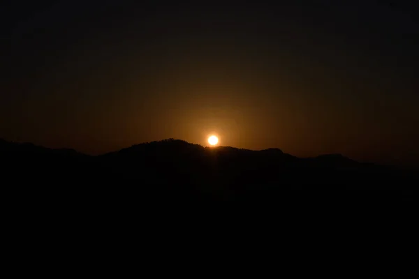 Piękny Zachód Słońca Nad Górami — Zdjęcie stockowe