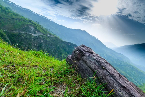 Hermoso Paisaje Montaña Con Hierba Verde Piedra Grande — Foto de Stock