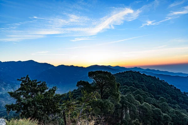 Schöner Sonnenuntergang Über Den Bergen — Stockfoto