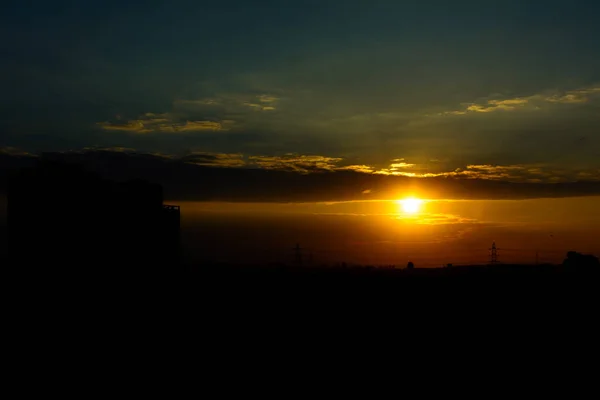 Красивый Закат Над Городом — стоковое фото