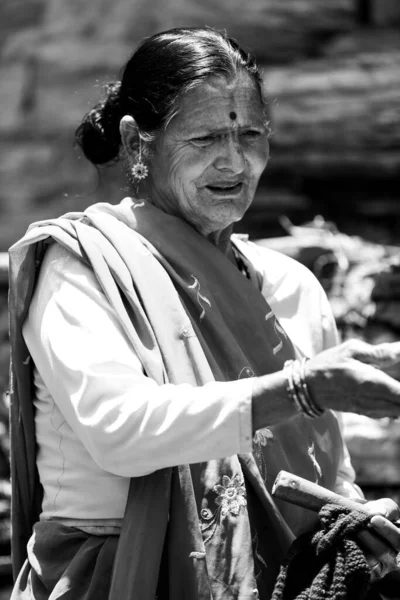 Gülümseyen yaşlı bir kadın, Pithoragarh Halkı, Uttrakhand, Hindistan Fotoğraf Tarihi 17 Haziran 2018