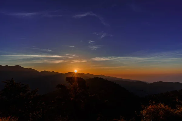 Schöner Sonnenuntergang Über Den Bergen — Stockfoto