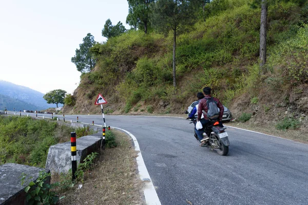 Männer Auf Einem Motorrad Den Bergen — Stockfoto
