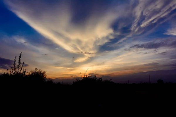 Krásný Západ Slunce Dramatickou Oblohou — Stock fotografie