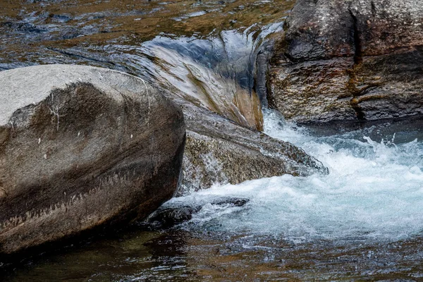 Krásný Vodopád Příroda Řeka Potok Kameny Voda Velké Skály — Stock fotografie
