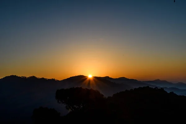 Schöner Sonnenuntergang Über Den Bergen — Stockfoto