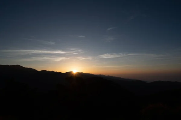 Schöner Sonnenuntergang Über Den Bergen — Stockfoto