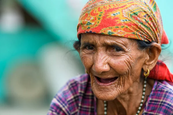 伝統衣装を着た年配の女性の肖像画です — ストック写真
