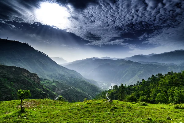Schöne Berglandschaft Mit Grünen Bäumen Und Bewölktem Himmel — Stockfoto