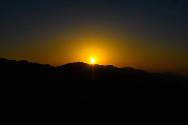 Schöner Sonnenuntergang Über Den Bergen — Stockfoto