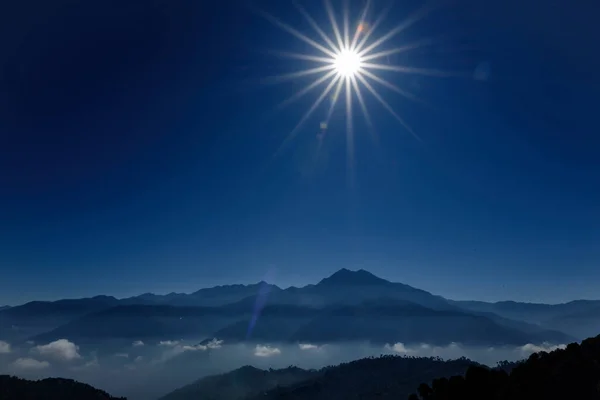 Paisaje Montaña Con Niebla Cielo Azul — Foto de Stock