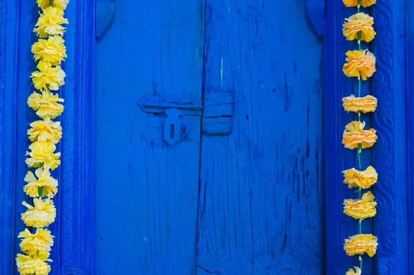 Alte Blaue Holztür Mit Blumen Dekoriert Traditioneller Indischer Landhausstil Uttrakhand — Stockfoto