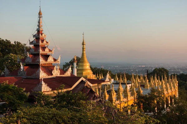 Vista del atardecer en la Pagoda Su Taung Pyai en Mandalay — Foto de Stock