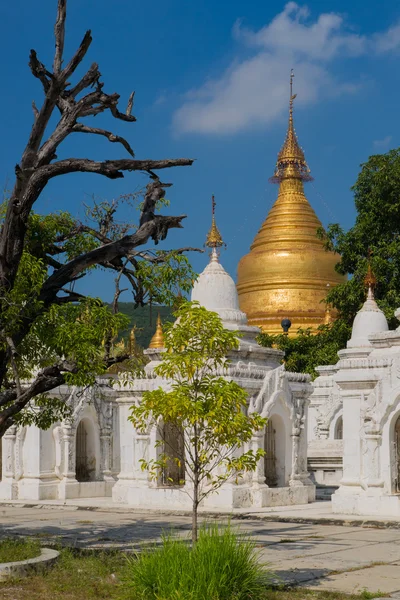 Pagoda Kuthodaw w Mandalaj, największa książka na świecie — Zdjęcie stockowe