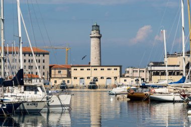 Kuzey İtalya 'daki Trieste' deki eski deniz feneri La Lanterna 'ya giden yat limanının teknelerine bakın.