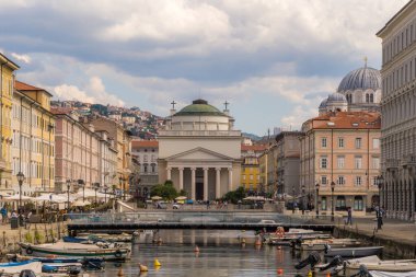 Ponte Rosso 'daki Kanal Grande' den Kuzey İtalya 'daki Trieste' deki Sant 'Antonio Nuovo Kilisesi' ne bir manzara.