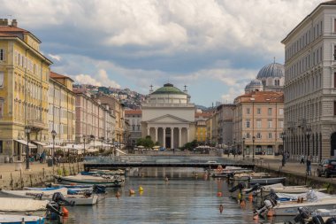 Ponte Rosso 'daki Kanal Grande' den Kuzey İtalya 'daki Trieste' deki Sant 'Antonio Nuovo Kilisesi' ne bir manzara.