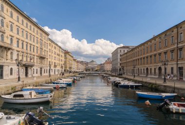 Ponte Rosso 'daki Kanal Grande' den Kuzey İtalya 'daki Trieste' deki Sant 'Antonio Nuovo Kilisesi' ne bir manzara.