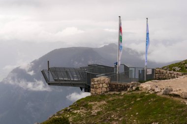 Dachstein, Avusturya - 25 Haziran 2020: 400m 'lik düşüşle 5parmak plattformu Alplerin en muhteşem manzaralarından birinde adrenalin patlaması sunuyor.