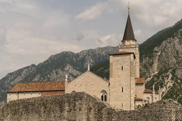 位于意大利文佐的圣安德鲁斯大教堂 Duomo Sant Andrea Apostolo 这座大教堂在1976年的特大地震中被毁后几乎被完全重建了 — 图库照片