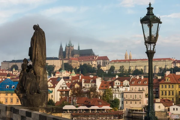 У Карлова моста в Праге — стоковое фото