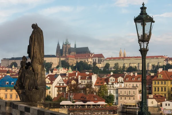 Na Karlově mostě v Praze — Stock fotografie