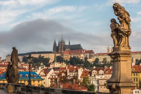 En el Puente de Carlos en Praga — Foto de Stock