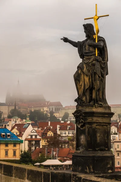 En el Puente de Carlos en Praga — Foto de Stock