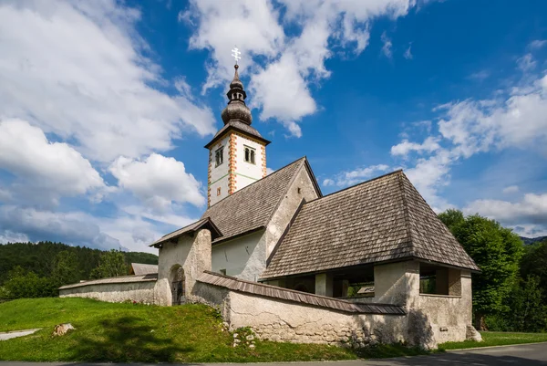 Kerk in de Julian-Alpen, Slovenië — Stockfoto