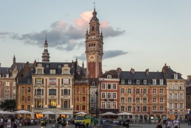 Lille tarihi şehir merkezi gün batımında